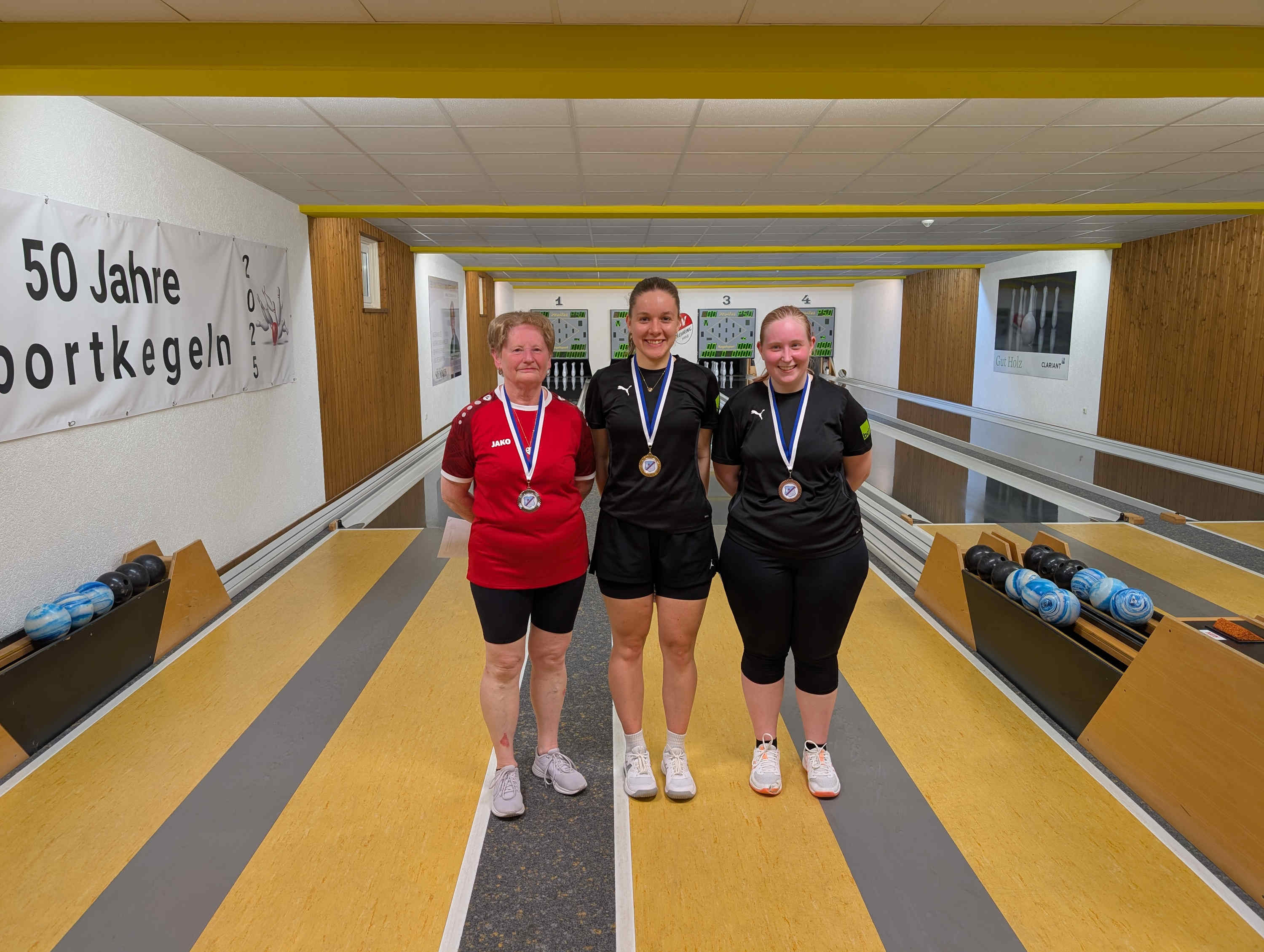 Bezirksmeisterschaft Sprint Frauen 2026 - von links: Ingeborg Gartner, Regina Resch, Tamara Hey