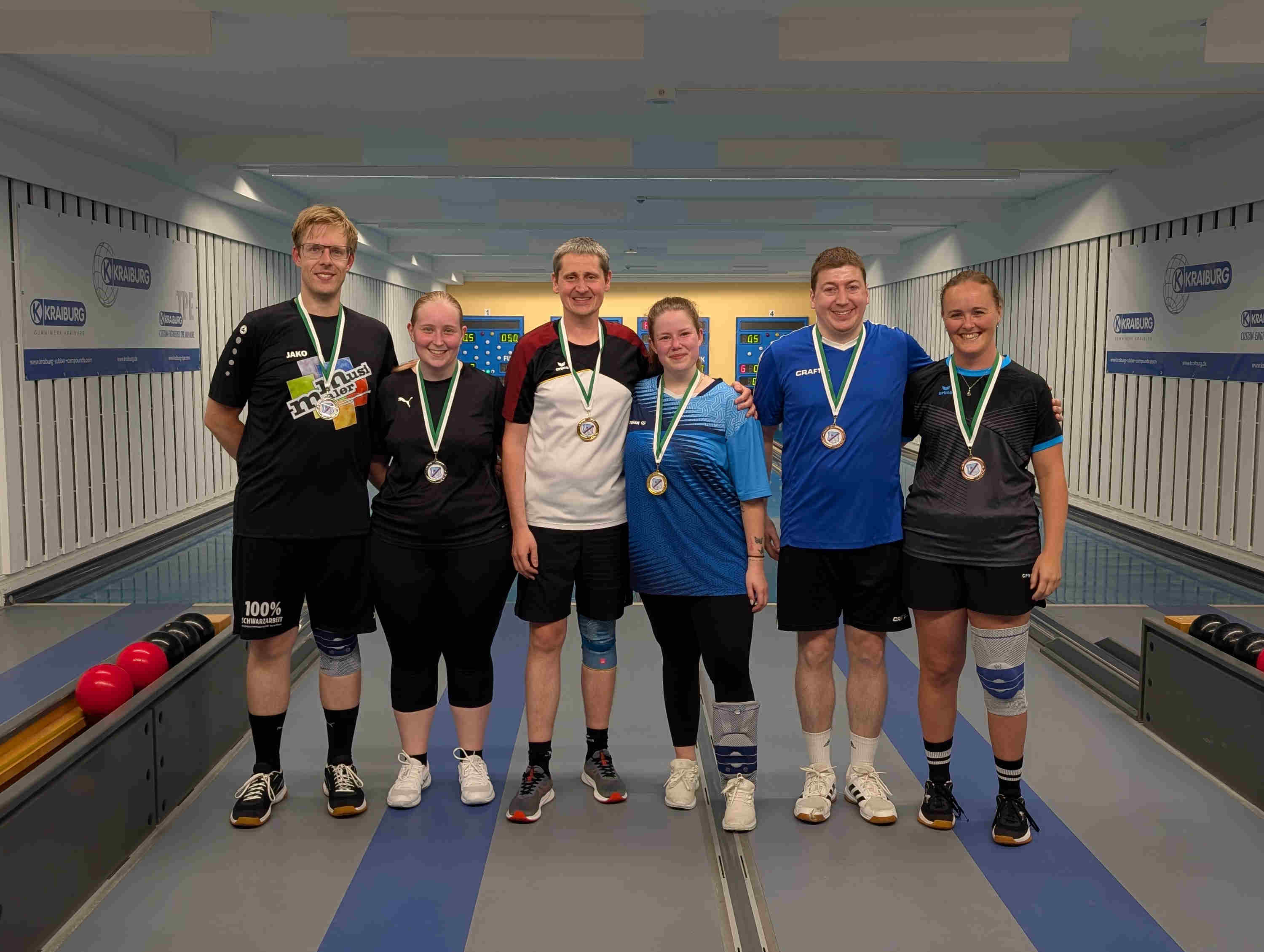 Bezirksmeisterschaft Tandem Mixed - 2026von links: Pascal Schouten und Tamara Hey, Alois Kriesmair und Anna Steinbrecher, Daniel Girbig und Simone Obermaier